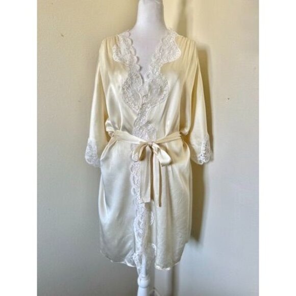 Vintage 1980s Nordstrom Silk Nightgown And Dressing Gown Set In Ivory And Lace - Picture 2 of 11